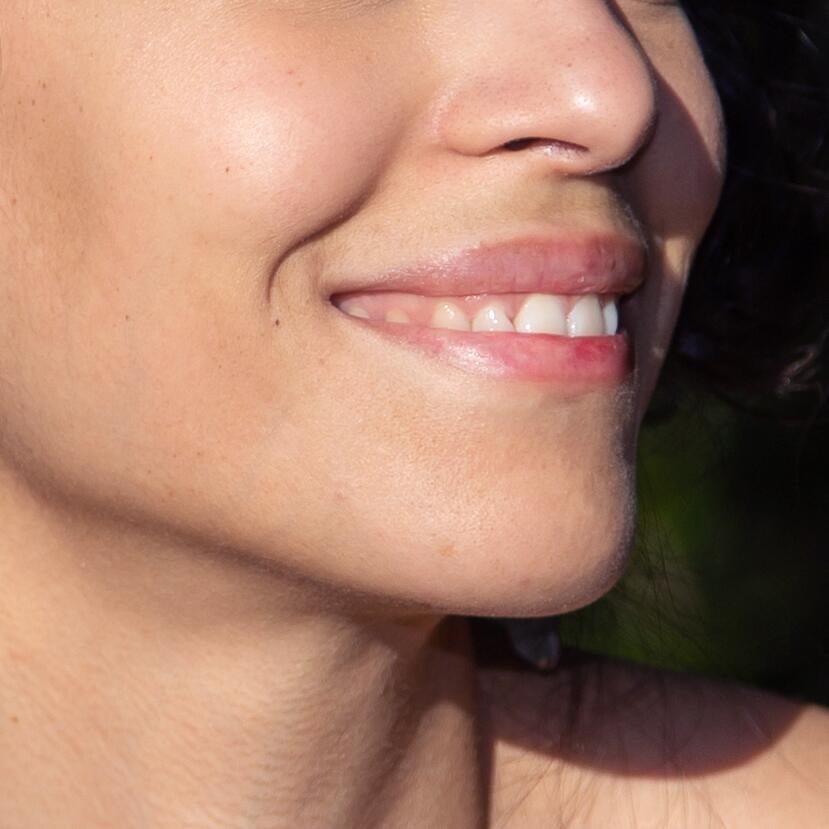 Nærbilde av munnen til en kvinne som smiler
